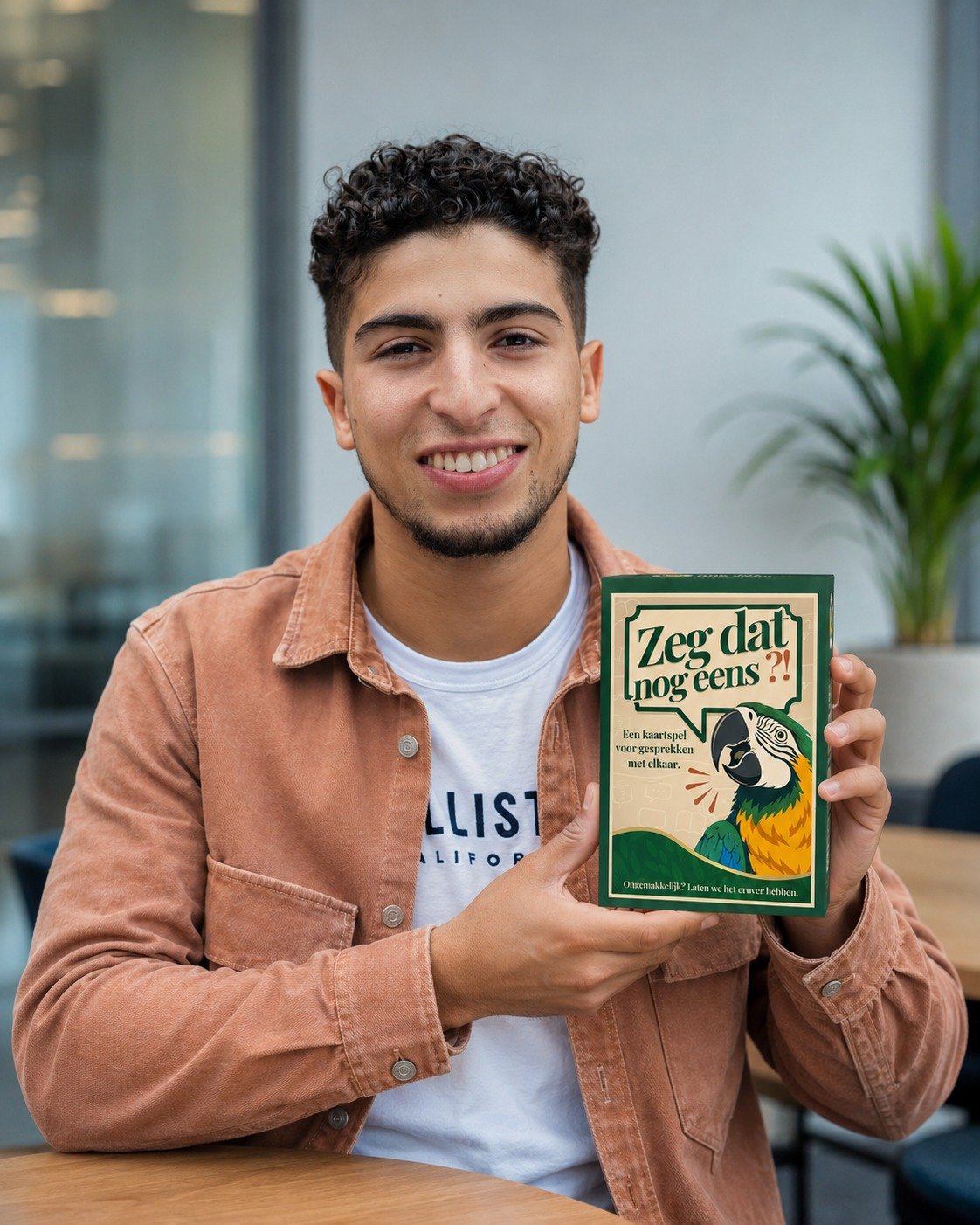 Nizar houdt het kaartspel Zeg dat nog eens?! vast